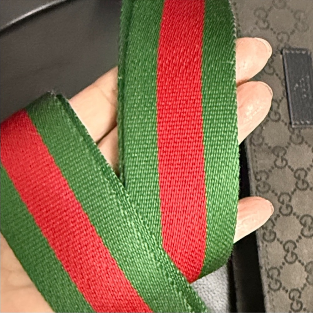 Gucci Sherry Line Black Messenger Bag with Iconic Green and Red Adjustable Strap - Picture 11 of 16